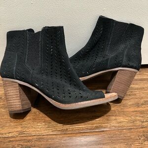 Tom’s open toe suede booties